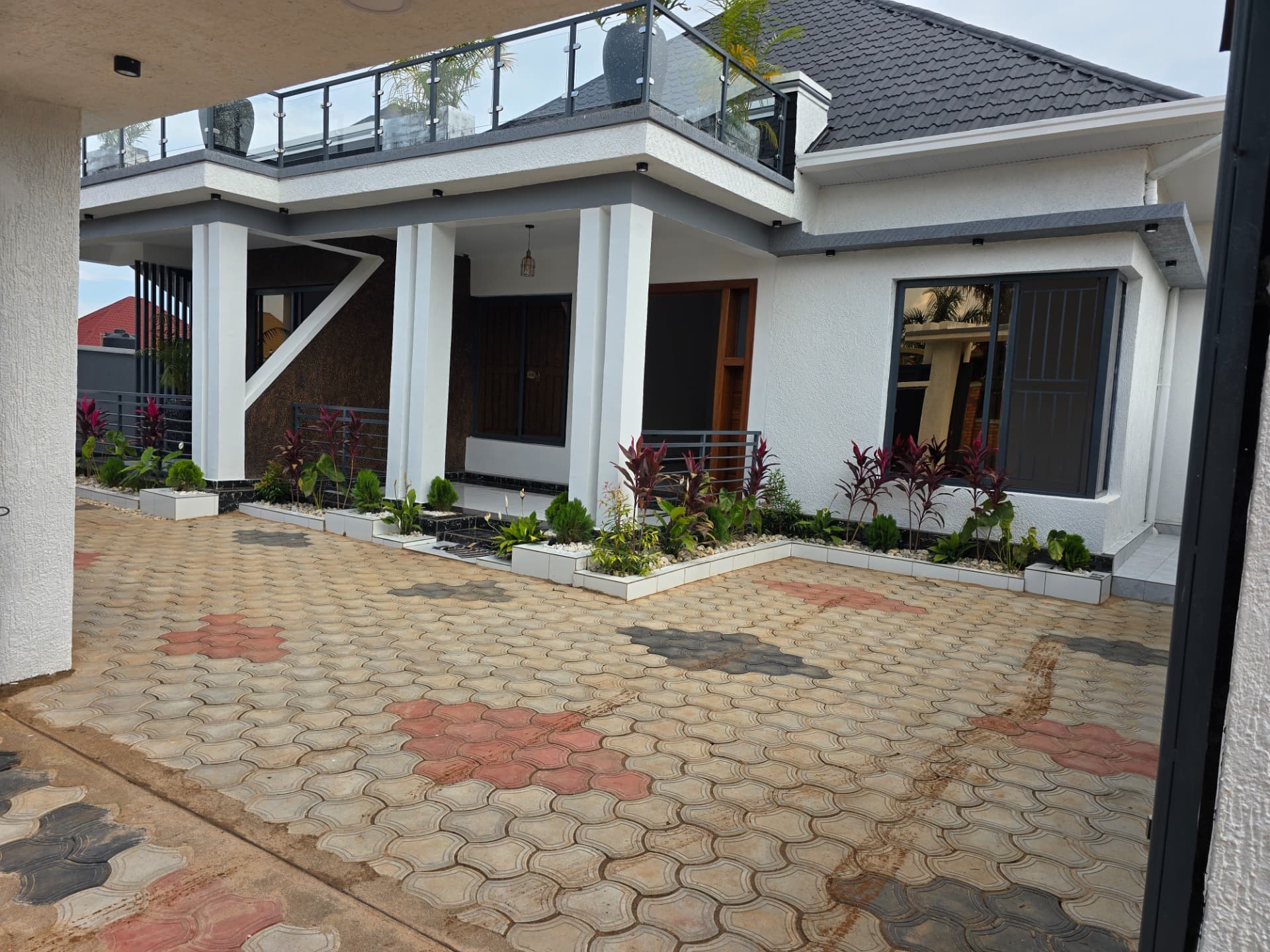 Modern 4-Bedroom Residence with Rooftop Terrace in Kanombe - view 3