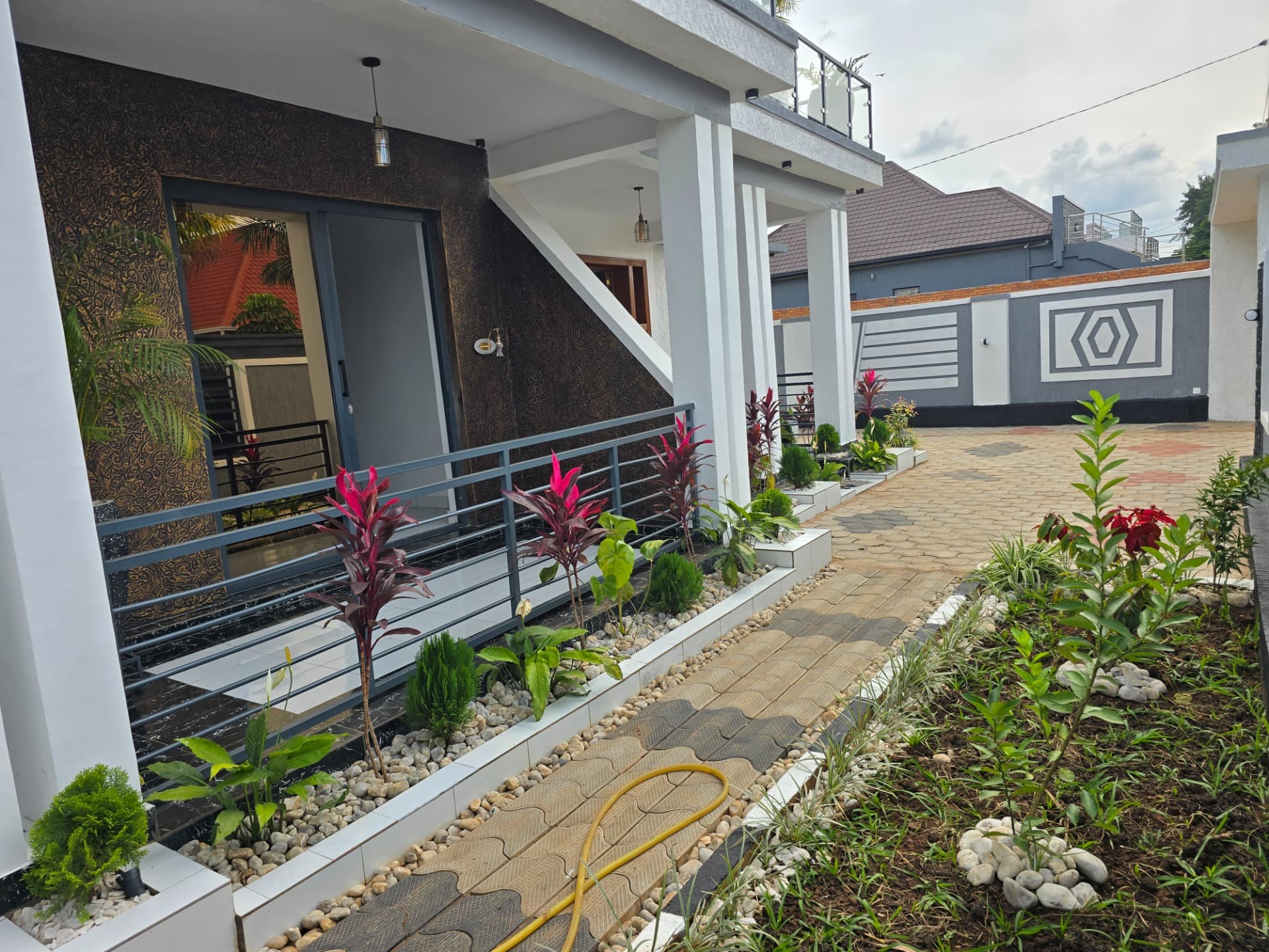 Modern 4-Bedroom Residence with Rooftop Terrace in Kanombe - view 4